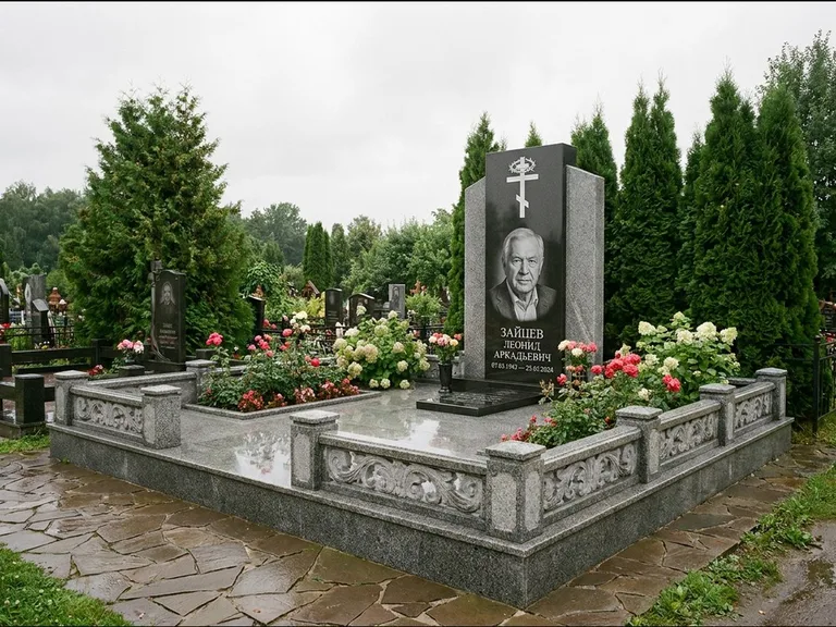 Памятник из чёрного гранита — стела с двумя портретами с крестом с рушником, работа «Богданов» в Нижнем Новгороде