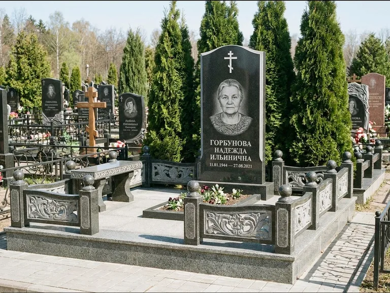 Памятник из чёрного гранита — стела с золочёным крестом с крестом с терновым венцом, работа «Селезнёва» в Нижнем Новгороде