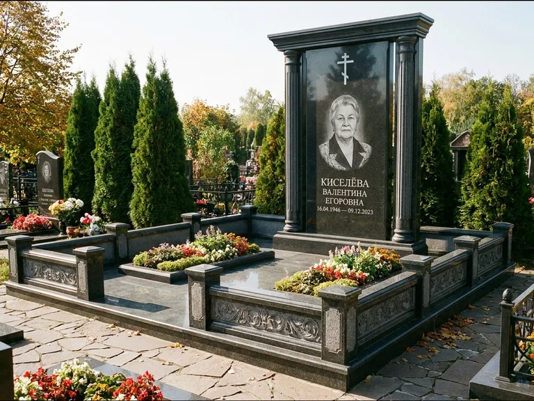 Памятник из чёрного гранита — стела с кельтским крестом с латинским крестом, работа «Ерофеева» в Нижнем Новгороде