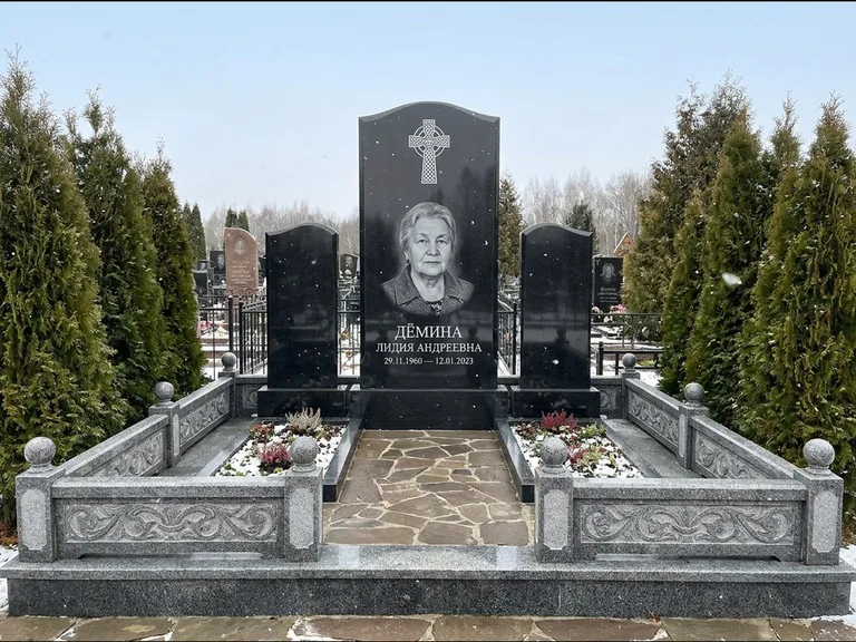 Памятник из чёрного гранита — стела с крестом и ветвью с кельтским крестом, работа «Лаврентьева» в Нижнем Новгороде