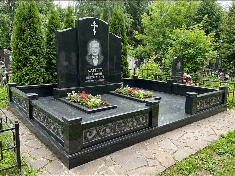 Памятник из чёрного гранита — двойная семейная стела с крестом на Голгофе, работа «Тихонов» в Нижнем Новгороде