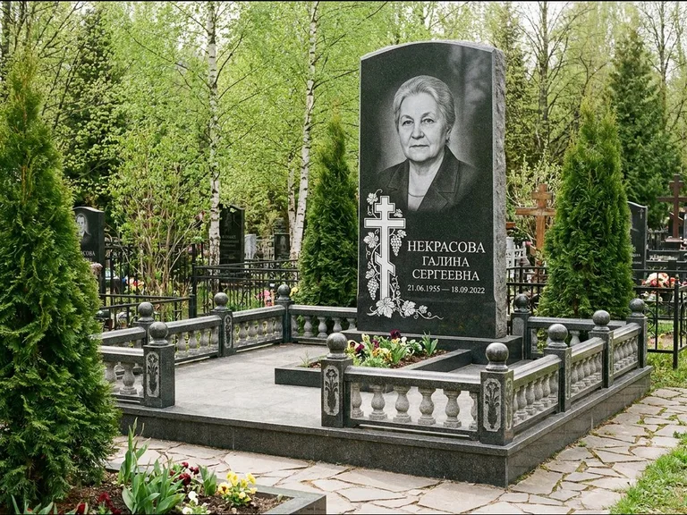 Памятник из чёрного гранита — стела с крестом и книгой с крестом с распятием, работа «Савельева» в Нижнем Новгороде