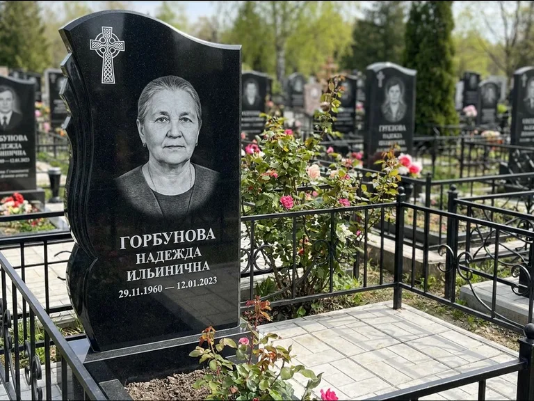 Памятник из чёрного гранита — высокий обелиск с кельтским крестом, работа «Одинцова» в Нижнем Новгороде