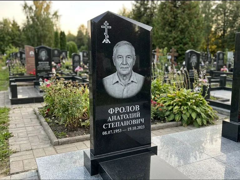 Памятник из чёрного гранита — стела со столиком и скамьёй с крестом на Голгофе, работа «Верещагин» в Нижнем Новгороде