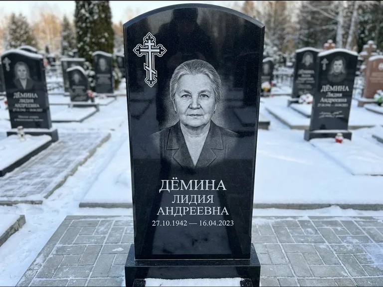 Памятник из чёрного гранита — стела домиком с крестом в лучах, работа «Селезнёва» в Нижнем Новгороде
