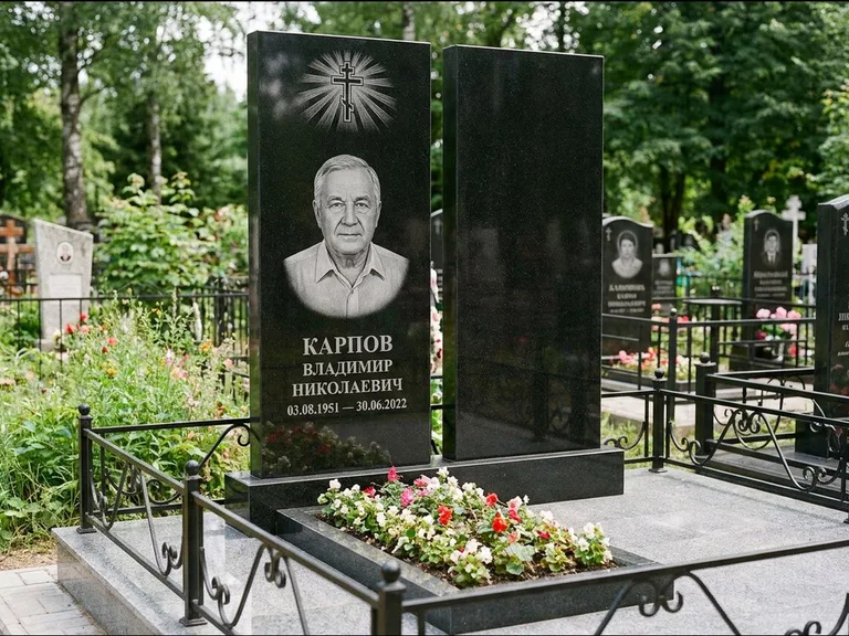 Памятник из чёрного гранита — ступенчатая стела с золочёным крестом, работа «Панкратов» в Нижнем Новгороде