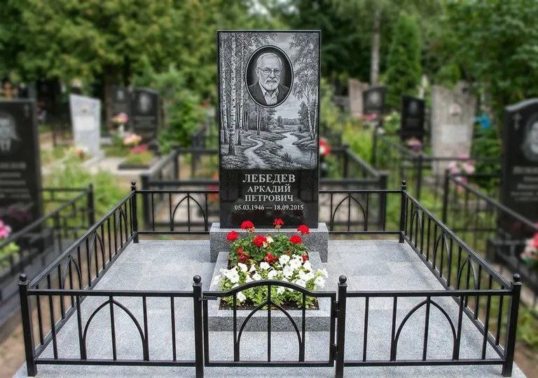 Памятник с гравировкой берёзовой рощи, портретом и надписью в Нижнем Новгороде