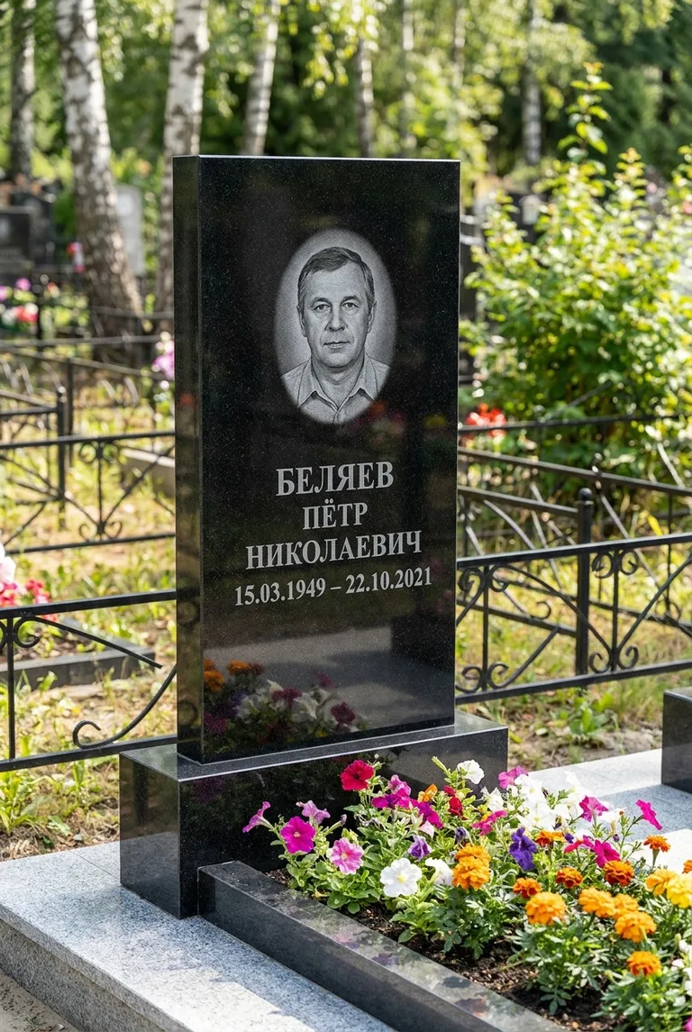 Вертикальный чёрный гранитный памятник под ключ с цветником в Нижнем Новгороде