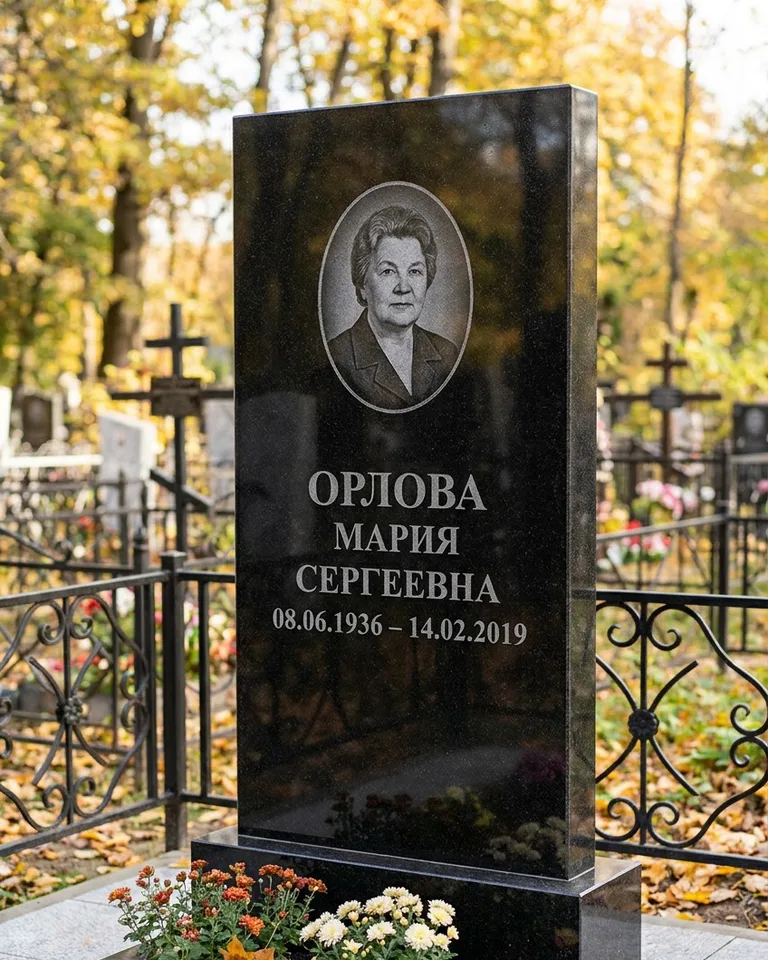 Вертикальный серый гранитный памятник под ключ, осень в Нижнем Новгороде
