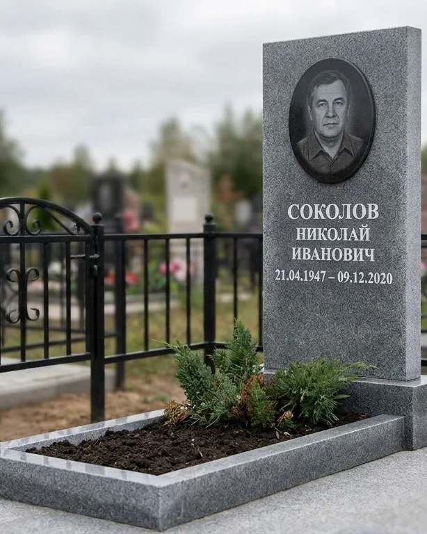 Чёрный памятник под ключ на гранитном цоколе в Нижнем Новгороде