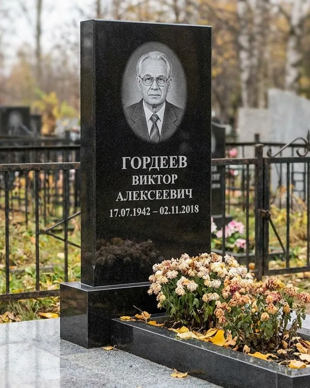 Памятник под ключ с гранитным цоколем и плиткой в Нижнем Новгороде