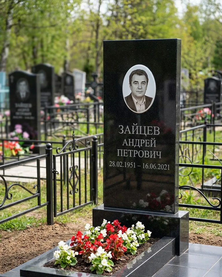 Памятник под ключ с гранитной вазой и цветами в Нижнем Новгороде