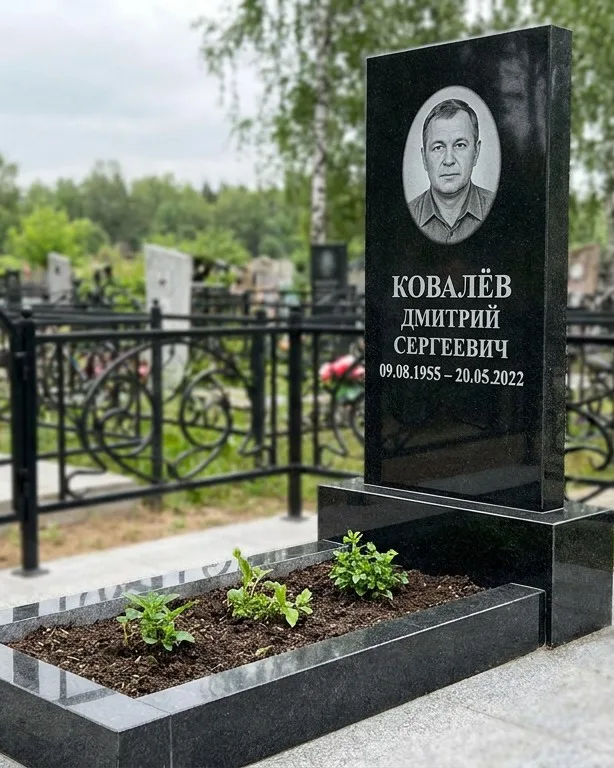 Горизонтальный серый памятник под ключ, осень в Нижнем Новгороде