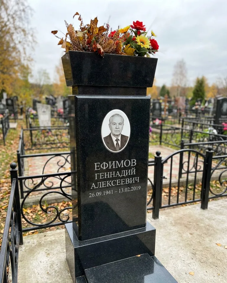 Двойной семейный памятник под ключ с портретами в Нижнем Новгороде