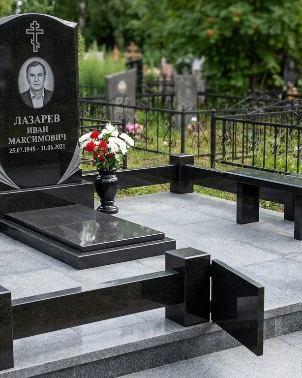 Памятник под ключ зимой с венком в Нижнем Новгороде