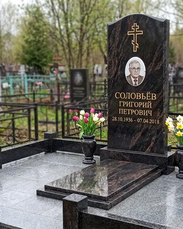 Памятник под ключ с гранитным цоколем и вазой, осень в Нижнем Новгороде