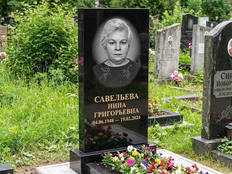 Портрет на памятнике в Нижнем Новгороде — Паспортное фото восстановили и награвировали на чёрной стеле