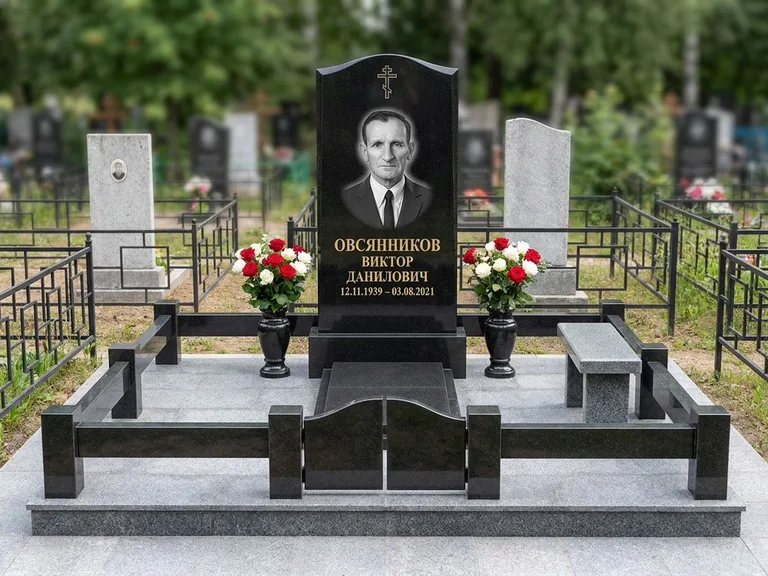 Портрет на памятнике в Нижнем Новгороде — Старый снимок → гравировка на премиум-комплексе с плиткой и оградой