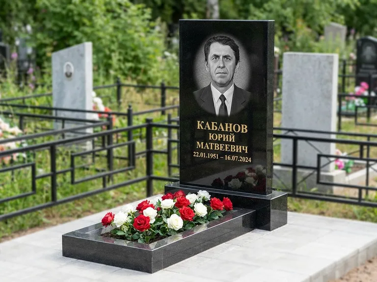Портрет на памятнике в Нижнем Новгороде — Старый снимок → гравировка на вертикальной стеле
