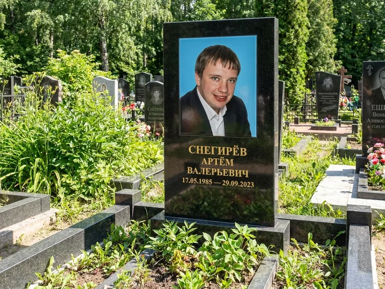 Портрет на памятнике в Нижнем Новгороде — Цветное фото → прямоугольная фотокерамика на чёрном граните