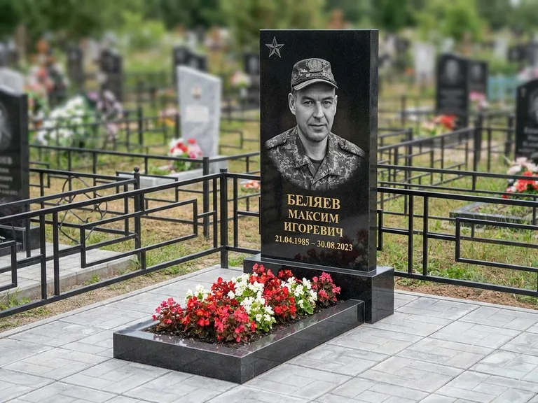 Портрет на памятнике в Нижнем Новгороде — Военное фото → цветная фотокерамика, гравированная звезда
