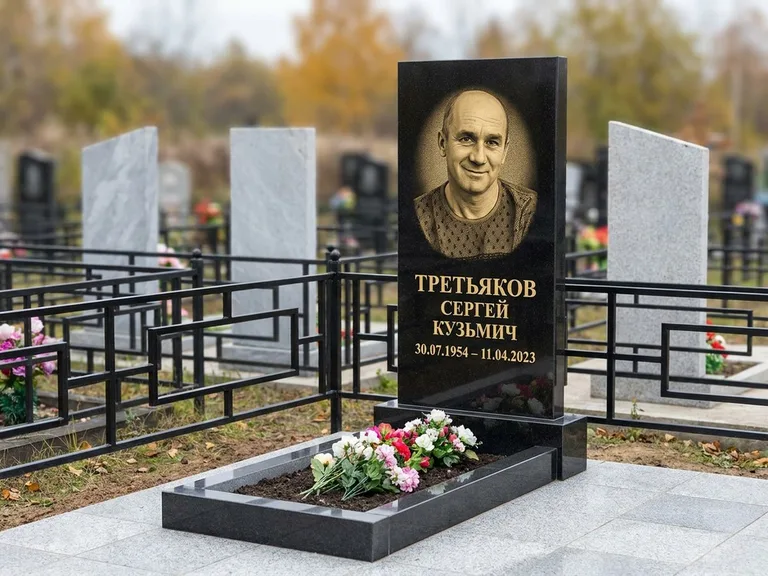 Портрет на памятнике в Нижнем Новгороде — Восстановленный портрет → гравировка на вертикальной стеле