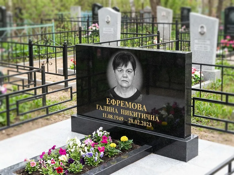 Портрет на памятнике в Нижнем Новгороде — Ч/б портрет → гравировка на горизонтальном памятнике