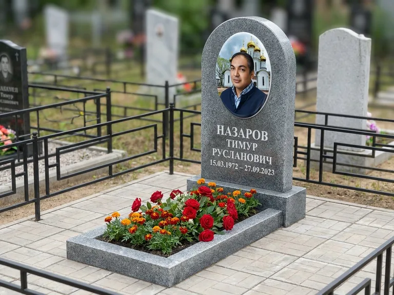 Портрет на памятнике в Нижнем Новгороде — Цветной портрет → фотокерамика-овал на сером граните, буквы белые