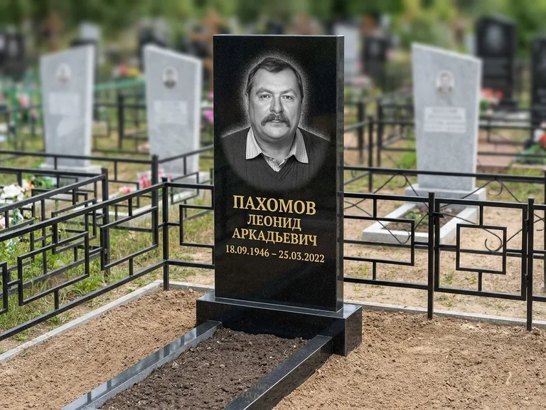 Портрет на памятнике в Нижнем Новгороде — Маленькое фото → гравировка на простом бюджетном памятнике