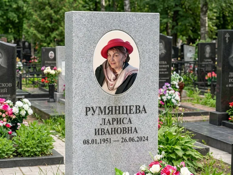 Портрет на памятнике в Нижнем Новгороде — Цветной портрет → овальная фотокерамика на светлом камне