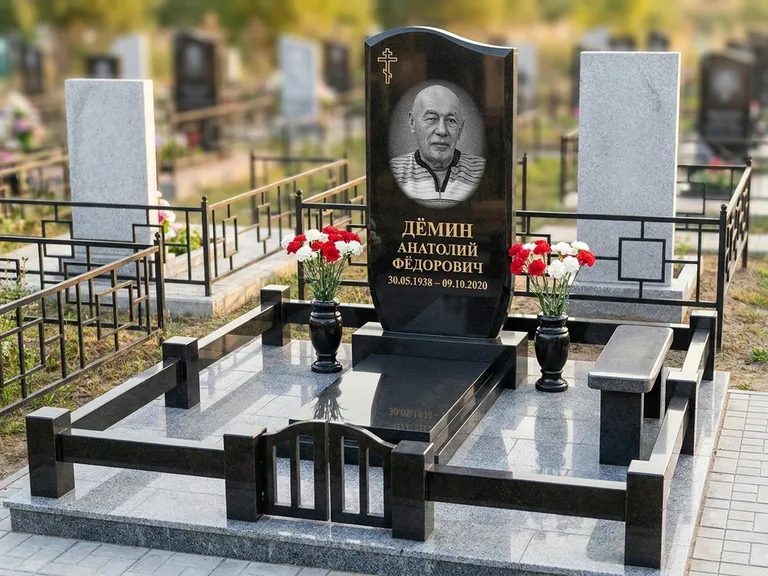 Портрет на памятнике в Нижнем Новгороде — Реставрация → гравировка на премиум-комплексе