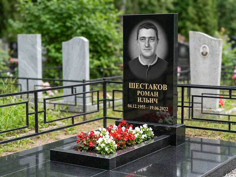 Портрет на памятнике в Нижнем Новгороде — Ч/б портрет → гравировка на стеле