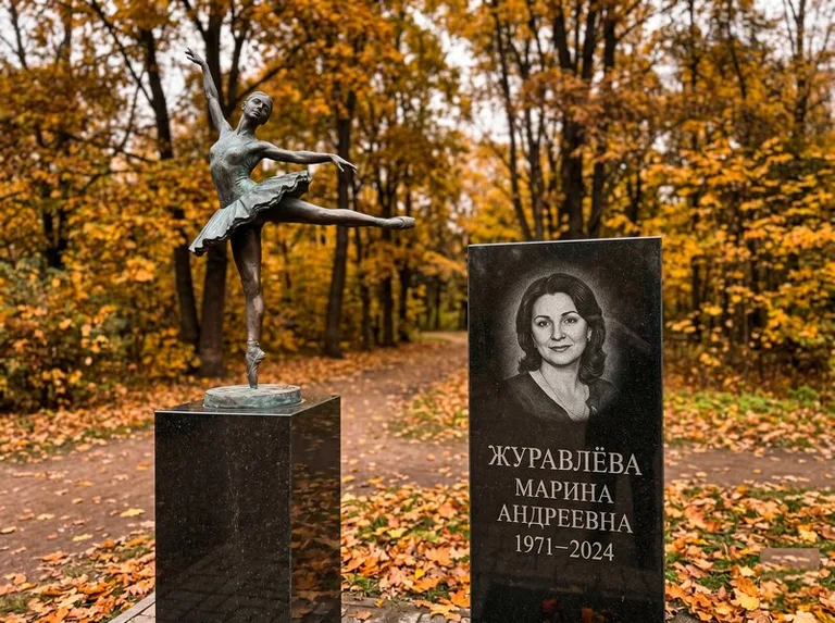 Бронзовая балерина на постаменте рядом со стелой осенью в Нижнем Новгороде