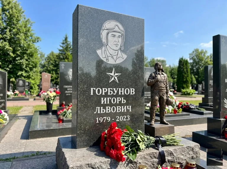 Гранитная фигура лётчика на памятнике военному со звездой в Нижнем Новгороде
