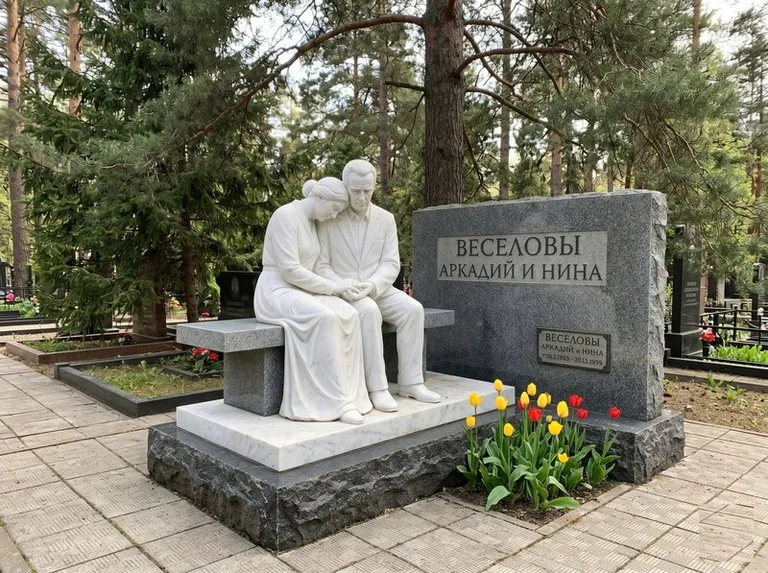 Мраморная скорбящая пара на эксклюзивном мемориале в Нижнем Новгороде