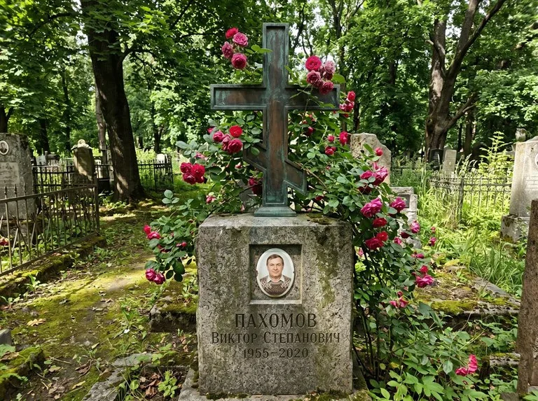 Бронзовый крест с розами на гранитной плите в Нижнем Новгороде