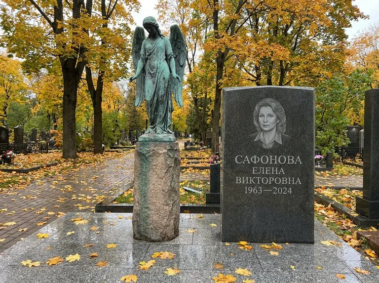 Бронзовый ангел на колонне рядом с памятником в Нижнем Новгороде