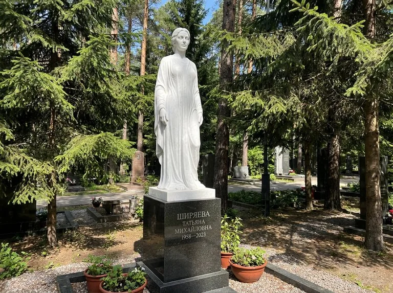 Ростовая женская фигура с портретным сходством на мемориале в Нижнем Новгороде