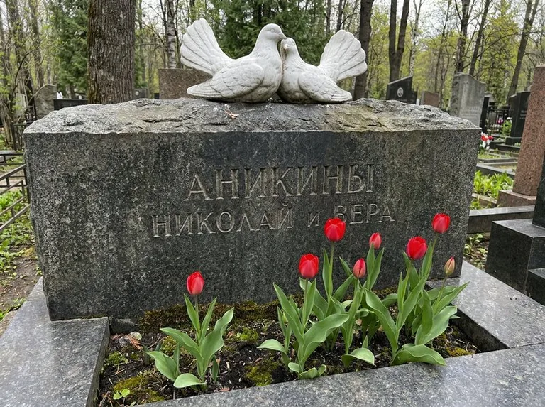 Пара голубей из литьевого мрамора на гранитной плите в Нижнем Новгороде