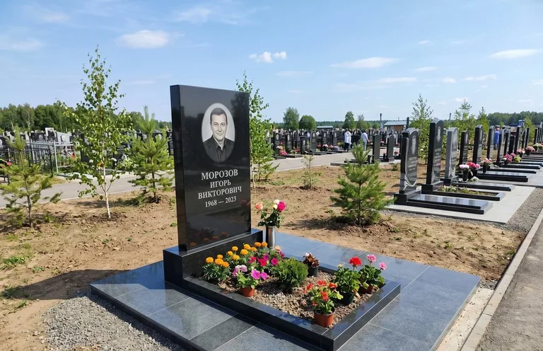 Уборка могилы со скамьёй до и после в Нижнем Новгороде