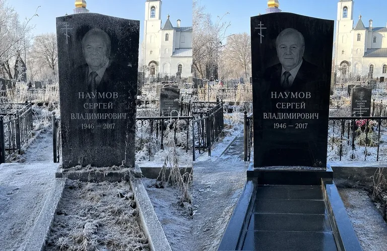 Диптих №18: могила с деревянным крестом и низкой оградкой — выполота трава в Нижнем Новгороде