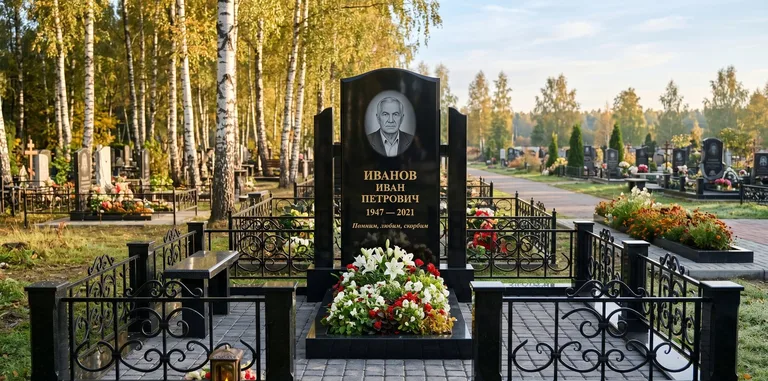 Мемориальный комплекс с цветником и оградой в Нижнем Новгороде