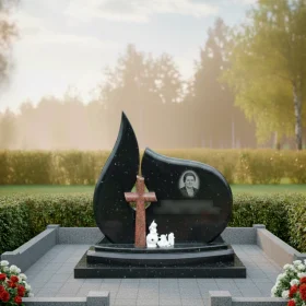 Гранитный памятник с православным крестом в мемориальном комплексе - ПН427