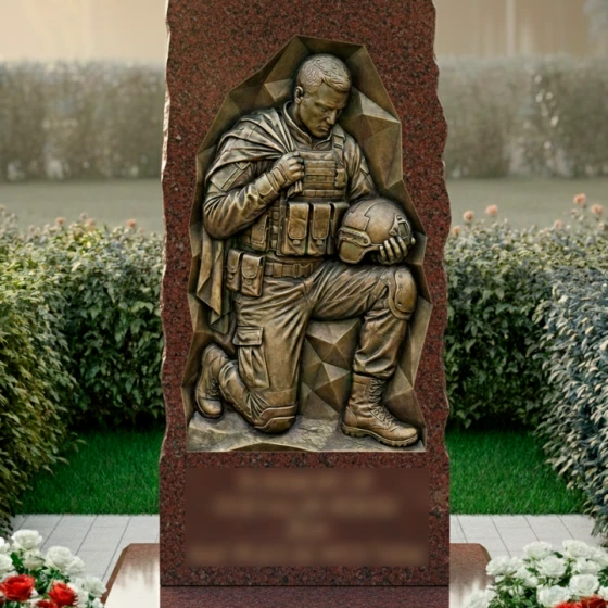 Гранитный памятник-глыба с барельефом воина, гранит Лезниковский