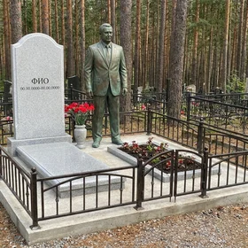 Бронзовый мемориал со скульптурой в полный рост
