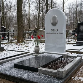 Памятник из полимера с аркой