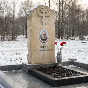 Памятник из светлого известняка из цельной глыбы с крестом