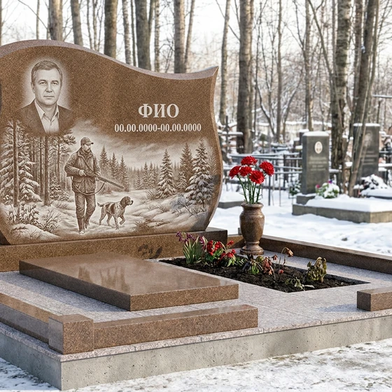 Гранитный памятник охотнику в виде скалы со сценой охоты