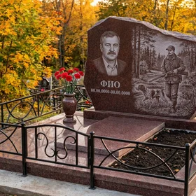 Гранитный памятник охотнику в форме скалы с двустволкой