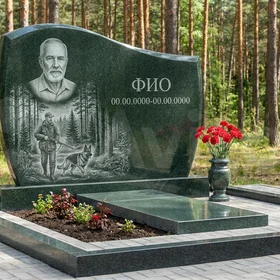 Гранитный памятник охотнику с арочным верхом с гравировкой оленя